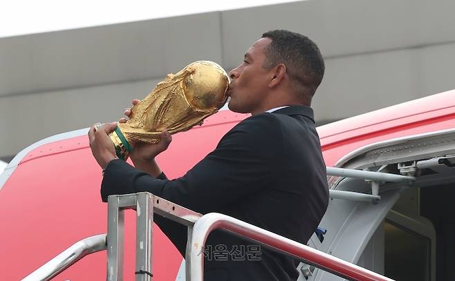 “하아~” 깊은 한숨 내쉰 차범근, 이영표 “지금은 조금 멀어진 듯”…FIFA 월드컵 트로피 공개 현장