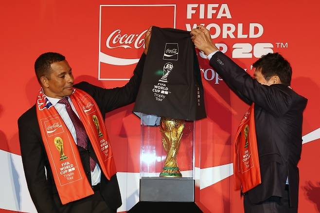 “하아~” 깊은 한숨 내쉰 차범근, 이영표 “지금은 조금 멀어진 듯”…FIFA 월드컵 트로피 공개 현장