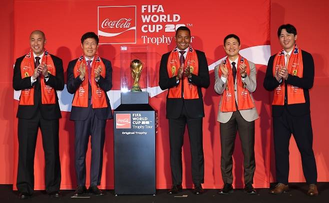 “하아~” 깊은 한숨 내쉰 차범근, 이영표 “지금은 조금 멀어진 듯”…FIFA 월드컵 트로피 공개 현장