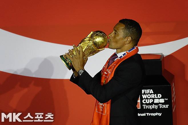 “이번 월드컵 결승에서 한국과 만났으면” 2002 월드컵 우승 주역, 월드컵 우승 트로피와 한국 찾은 전설 [MK현장]