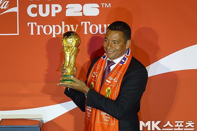 “이번 월드컵 결승에서 한국과 만났으면” 2002 월드컵 우승 주역, 월드컵 우승 트로피와 한국 찾은 전설 [MK현장]