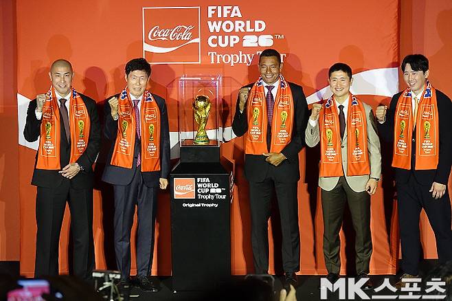 “이번 월드컵 결승에서 한국과 만났으면” 2002 월드컵 우승 주역, 월드컵 우승 트로피와 한국 찾은 전설 [MK현장]