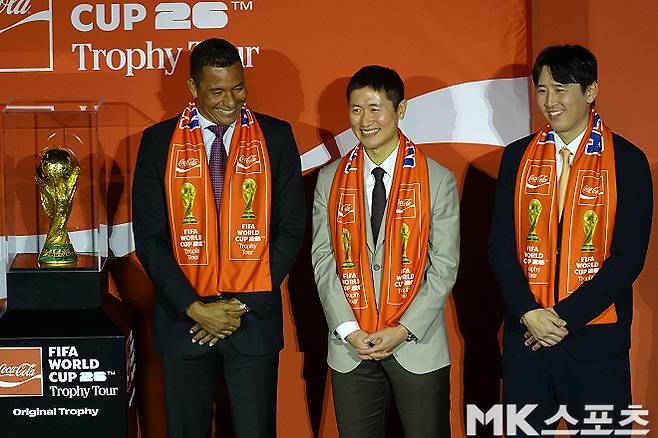 “이번 월드컵 결승에서 한국과 만났으면” 2002 월드컵 우승 주역, 월드컵 우승 트로피와 한국 찾은 전설 [MK현장]