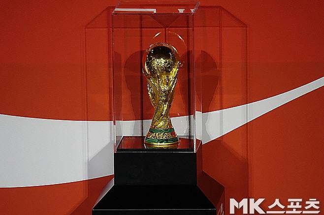 “이번 월드컵 결승에서 한국과 만났으면” 2002 월드컵 우승 주역, 월드컵 우승 트로피와 한국 찾은 전설 [MK현장]