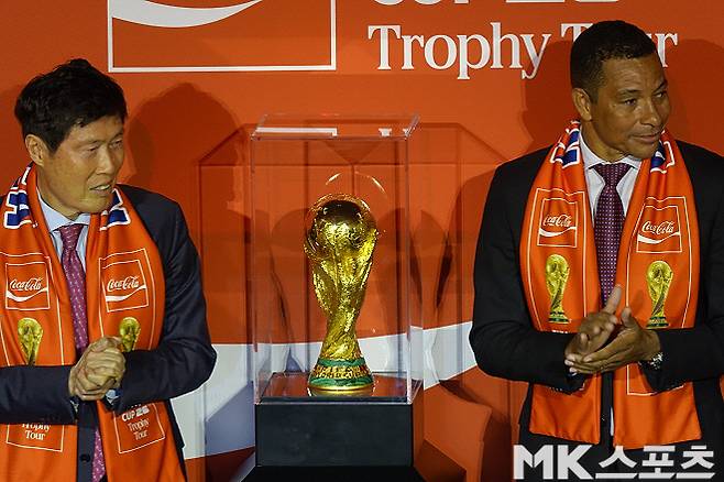 “이번 월드컵 결승에서 한국과 만났으면” 2002 월드컵 우승 주역, 월드컵 우승 트로피와 한국 찾은 전설 [MK현장]