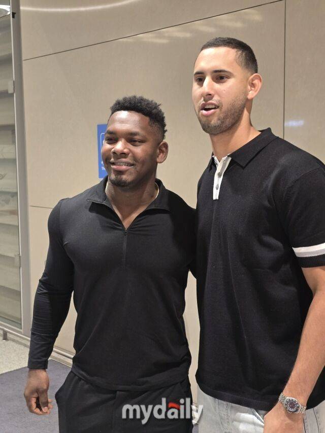 “엄청 힘들었어요” 한화 페라자·에르난데스 비행기만 22시간 탔다→베네수엘라→파나마→네덜란드→한국→목숨 건 2박3일[MD인천공항]