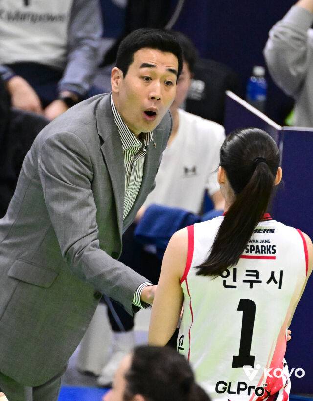 또 범실 21개 '와르르', 인쿠시 공격 성공률 '14.2%' 부진까지...고희진 감독