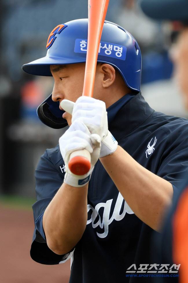 '100억 그냥 썼겠나' 한화, 역대 1위에 이토록 냉정할수가…모셔갈 때는 언제고, FA 미아 위기라니