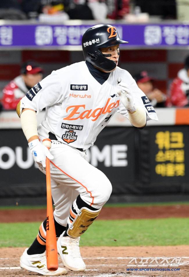 '100억 그냥 썼겠나' 한화, 역대 1위에 이토록 냉정할수가…모셔갈 때는 언제고, FA 미아 위기라니