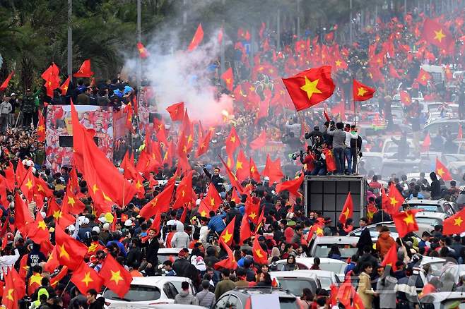 '상식 매직'에 열광하는 베트남…2002년 한국처럼 붉게 물들었다