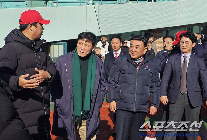 불꽃야구, 최강야구의 동반위기, '리얼야구' 전성시대 '열린 마음' 울산웨일즈가 대안 될까