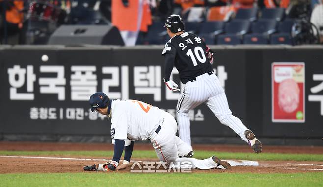한화 김경문 감독, ‘수비하는 백호’ 조련 시동 “미트 두 개 가져와!”