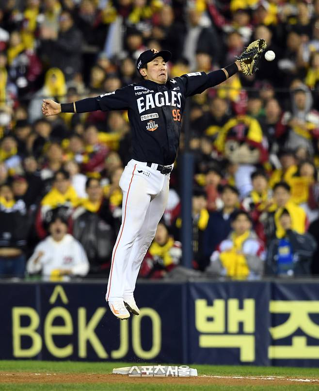 한화 김경문 감독, ‘수비하는 백호’ 조련 시동 “미트 두 개 가져와!”