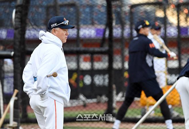 한화 김경문 감독, ‘수비하는 백호’ 조련 시동 “미트 두 개 가져와!”