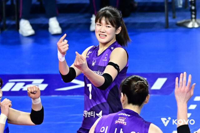 '4세트 외인 제외 초강수' 흥국생명 풀세트 접전 끝 4연승 질주, 김다은 18점 활약... IBK 6연승 실패 [MD화성]