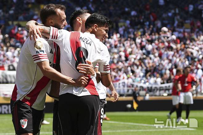 매 경기 8.5만명씩 '우르르'...관중 1위 축구팀, 맨유도 바르샤도 아니다