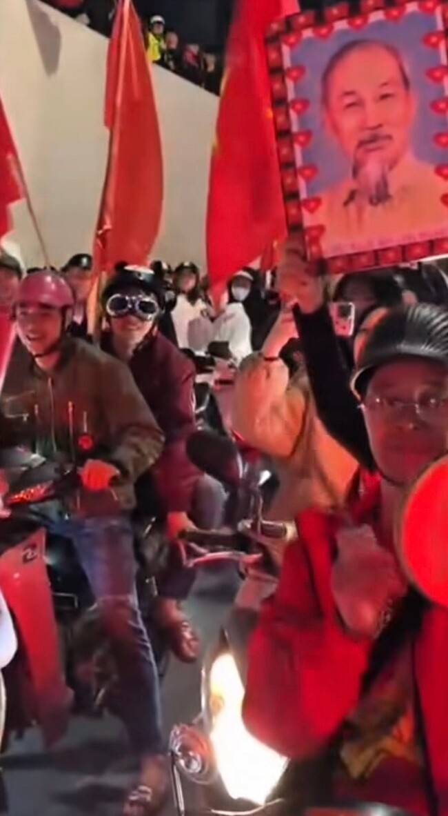 베트남 국민들 뒤집어졌다...'김상식 매직' 4강 진출에 오토바이 수천 대 집결→벌써 포상금도 1.7억