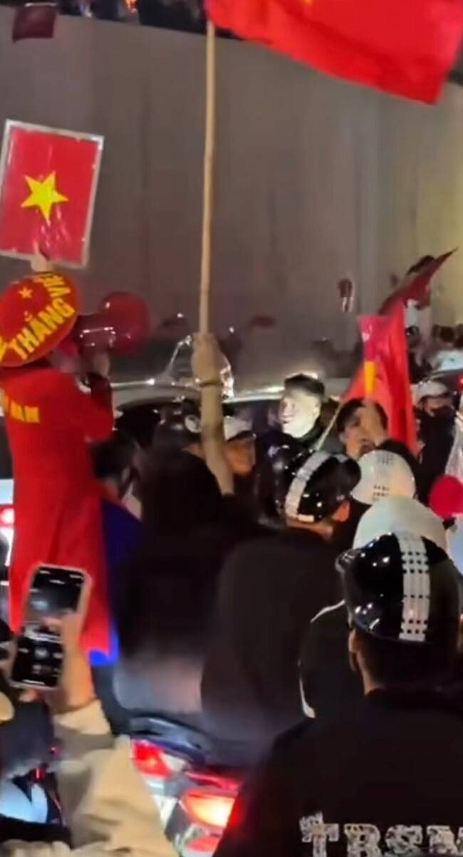베트남 국민들 뒤집어졌다...'김상식 매직' 4강 진출에 오토바이 수천 대 집결→벌써 포상금도 1.7억