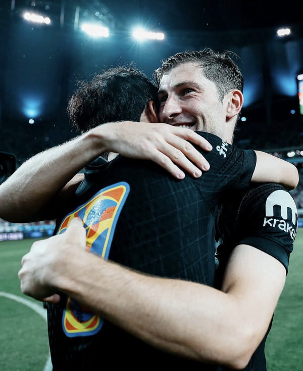 '흥민아, 이대로 끝인 걸까' 산소호흡기 달고 들것 실려 퇴장...BD33 부상→토트넘은 감감 무소식