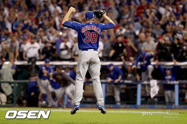 한국 야구 무시했는데…심판한테 로진백 던진 논란의 투수, 시카고에선 영웅 대접