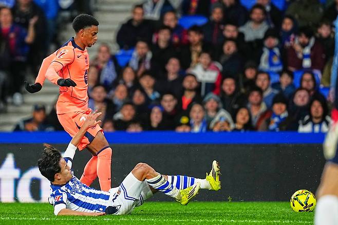 ‘일본 축구 날벼락’ 에이스 구보, 쓰러졌다…바르사전 햄스트링 부상 실려나가 ‘대표팀 부상 도미노’