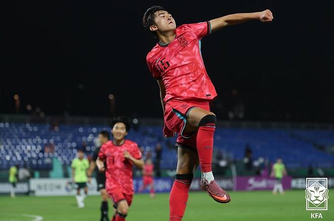 韓, 사우디에 0-6 패배, 중국에 0-2 패배→'최악의 한국' 오명 속 극적 승리...'4강 상대' 일본과 진검승부