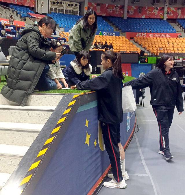 '최악의 부진' 인쿠시, 팬서비스는 최고였다...어린이 팬의 부름에 응답한 인쿠시 [유진형의 현장 1mm]