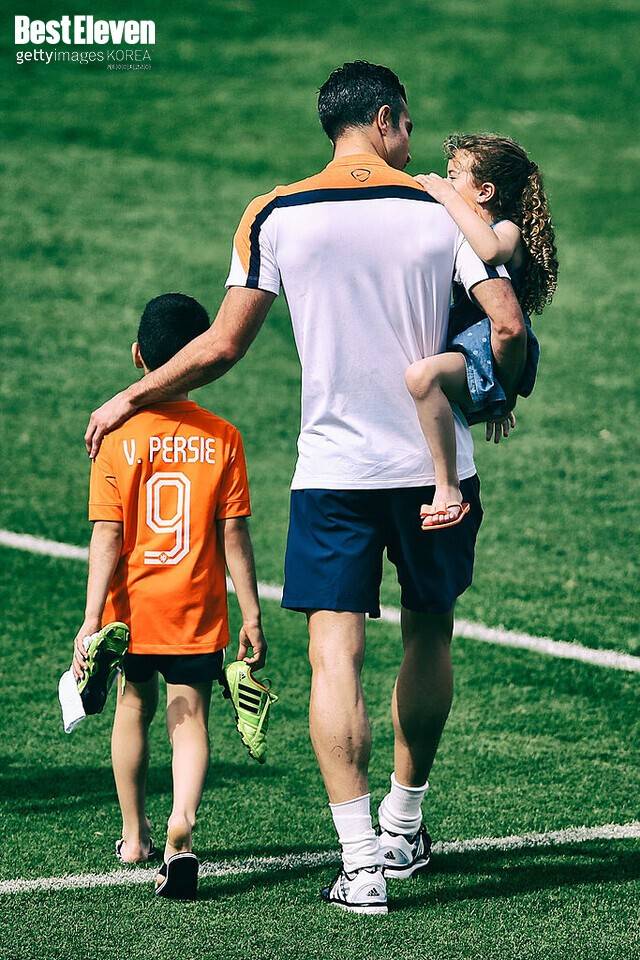 '아빠, 오빠 어떡해…' 판 페르시 딸의 눈물… 페예노르트, 황인범 시즌 1호 골+판 페르시 아들 멀티 골에도 3-4 패