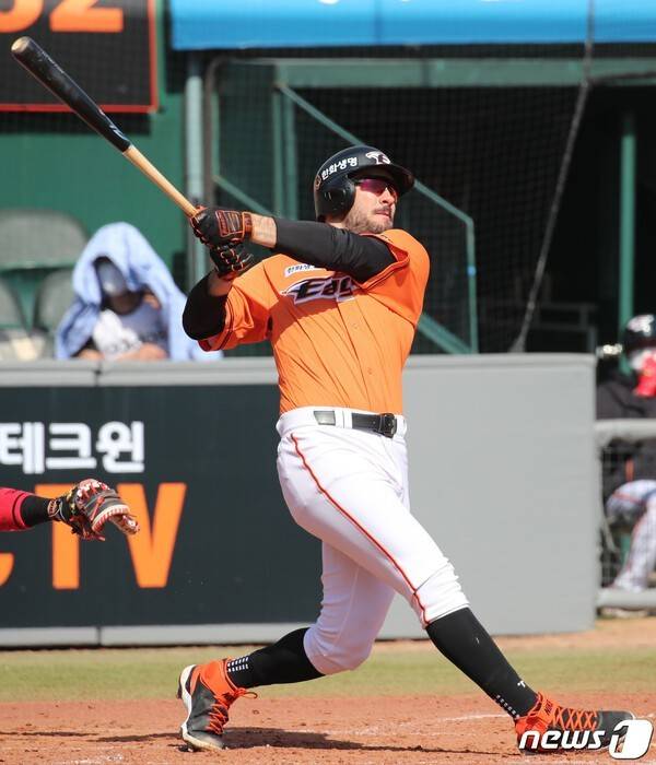 '한화에서 재계약 실패' KBO 출신 최고 야수, 드디어 낭보 떴다! 2년 연속 방출+무적 신세 설움, 조만간 털어내나?