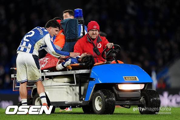 '日 축구 산산조각 나기 일보직전' 구보, 두 발로 못 걸었다→
