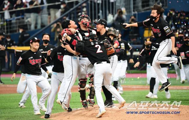 [오피셜] 캠프 출발 17시간전 극적 합의! '2년 최대 16억' 장성우, KT와 FA 계약 완료 → 12년 동행 '약속'