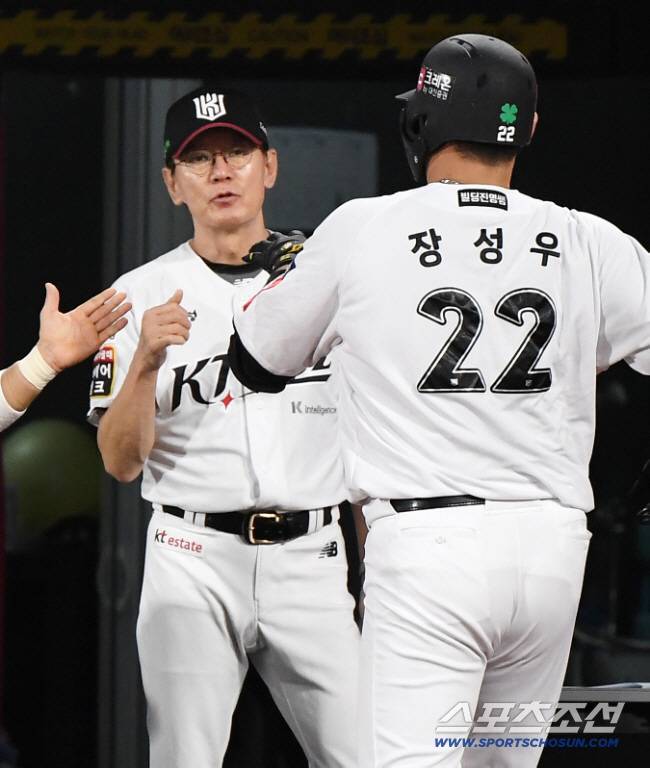 [오피셜] 캠프 출발 17시간전 극적 합의! '2년 최대 16억' 장성우, KT와 FA 계약 완료 → 12년 동행 '약속'