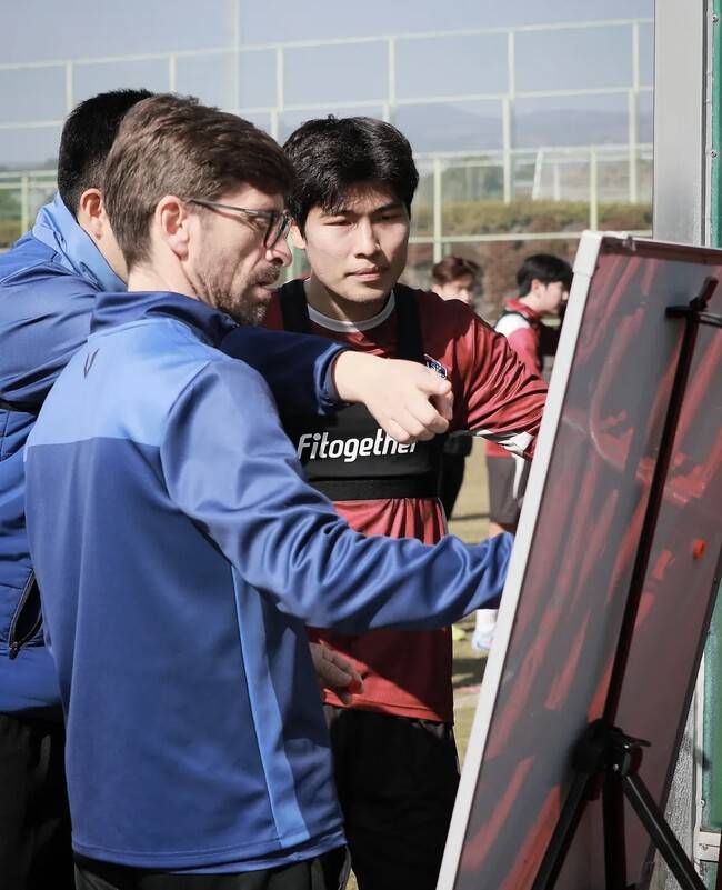 [k1.live] “한국서 이런 훈련 처음 해봐요” 제주 선수단 한목소리…세르지우 감독 훈련에는 ‘공’이 있다