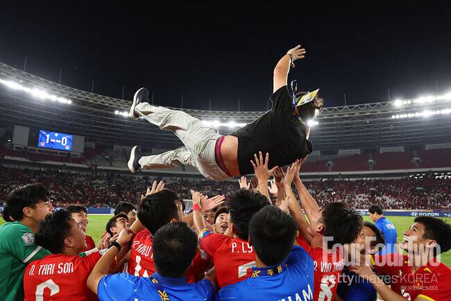 '김상식 매직' 베트남, '한국전 2-0 대이변' 우즈벡 꺾은 中 극단 수비 깰까...