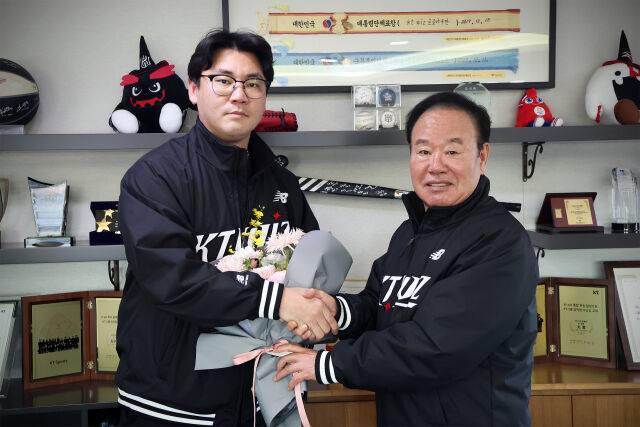 출국 하루 전 극적 FA 계약이라니→'완전체'로 캠프 떠난다…