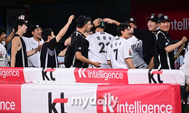 출국 하루 전 극적 FA 계약이라니→'완전체'로 캠프 떠난다…