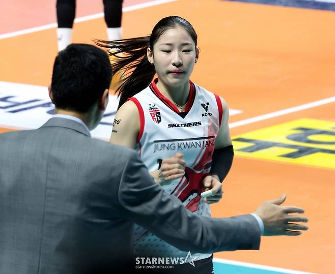 [B하인드★] 인쿠시의 눈물 '아, 김연경 감독님! 발바닥보다 마음이 더 아파요'