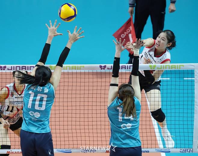 [B하인드★] 인쿠시의 눈물 '아, 김연경 감독님! 발바닥보다 마음이 더 아파요'