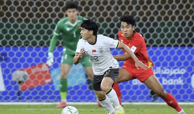 4강에서 막 내린 ‘김상식 매직’…베트남, 후반에만 3골 내주며 중국에 0-3 완패, 3·4위전서 한국과 ‘얄궂은’ 맞대결