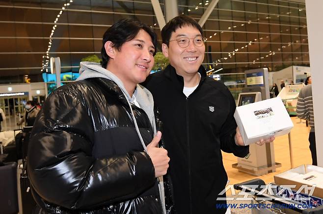 은퇴 번복? 새벽 공항 깜짝 손님 황재균, 더 놀란 이적생 김현수...'KT 의리'