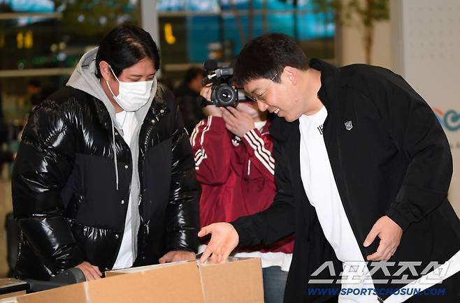 은퇴 번복? 새벽 공항 깜짝 손님 황재균, 더 놀란 이적생 김현수...'KT 의리'