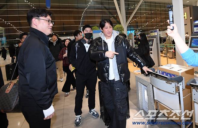 은퇴 번복? 새벽 공항 깜짝 손님 황재균, 더 놀란 이적생 김현수...'KT 의리'