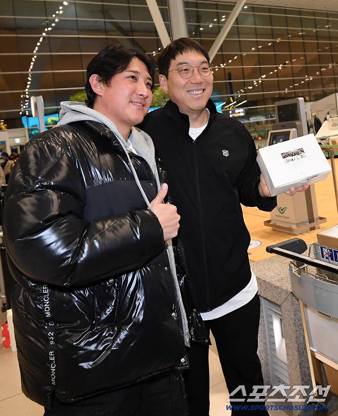 은퇴 번복? 새벽 공항 깜짝 손님 황재균, 더 놀란 이적생 김현수...'KT 의리'