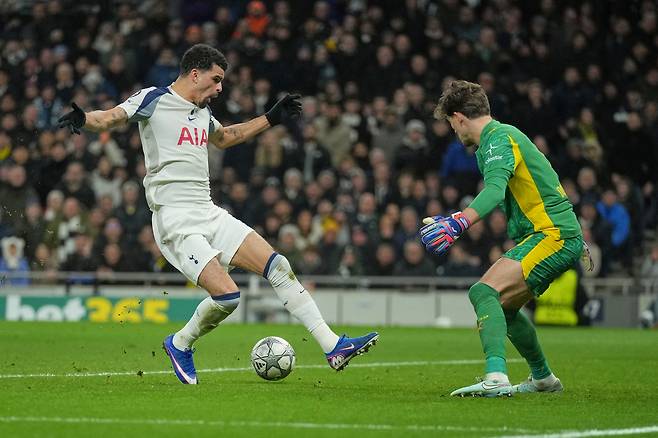 ‘흥민이 형, 나 UCL 데뷔골 넣었어’…부상 복귀 후 드디어 시즌 첫 ‘선발’, 골까지 넣은 솔랑케 “오늘 승리, 토트넘에 전환점 되길”