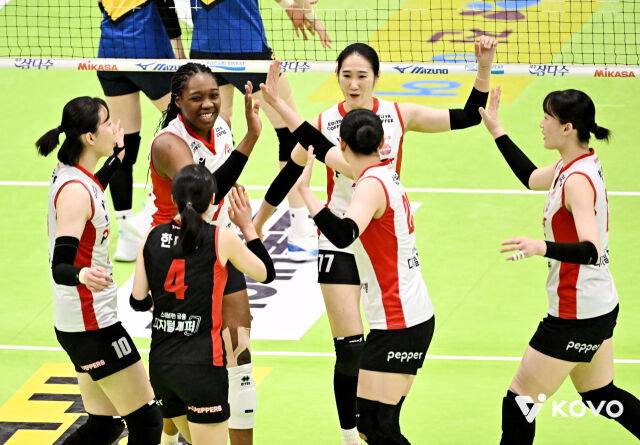 ‘조이+시마무라 47점 합작’ 페퍼저축은행, ‘김다인·정지윤 결장’ 현대건설 3-1 제압 [MD수원]