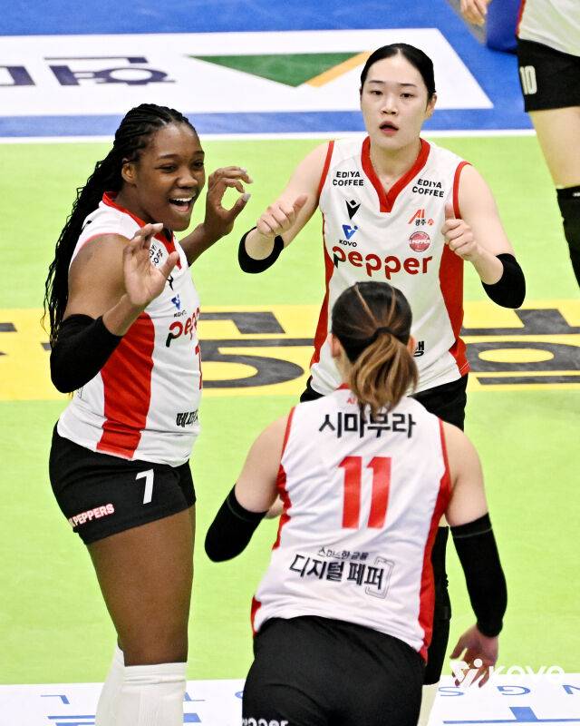 ‘조이+시마무라 47점 합작’ 페퍼저축은행, ‘김다인·정지윤 결장’ 현대건설 3-1 제압 [MD수원]