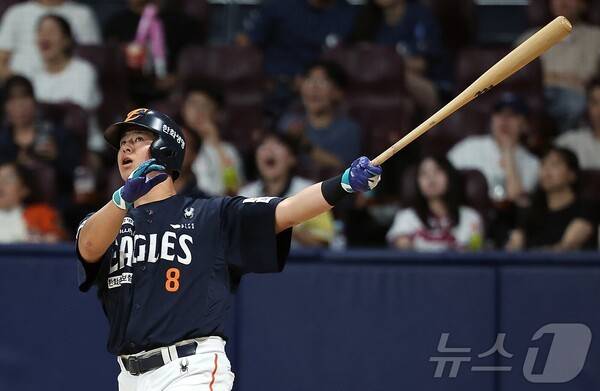 '대박' 노시환 다년 계약 신호탄인가? '150조' 구단주 둔 한화, 화끈하게 질렀다…노시환, 203% 인상된 연봉으로 계약 완료