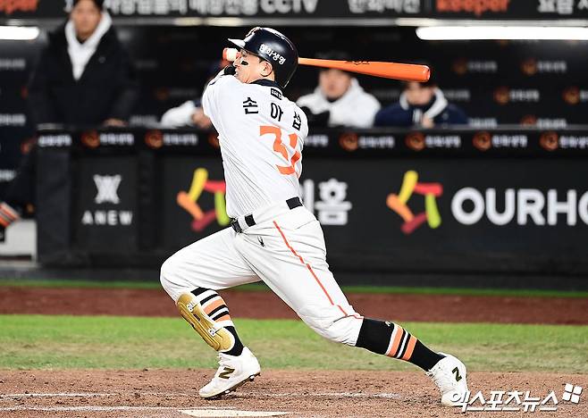 '캠프 출국 D-1' 손아섭 한화 극적 잔류?…노시환 연봉 10억+김범수 KIA 이적→단년 계약 받아들일까