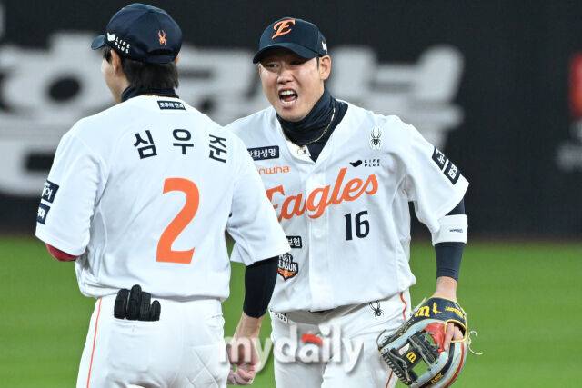 '이런 기적이' 하주석 대반전, 어떻게 FA 미아 위기→2억 대박 드라마 만들었나…헐값 계약 굴욕 극복하다