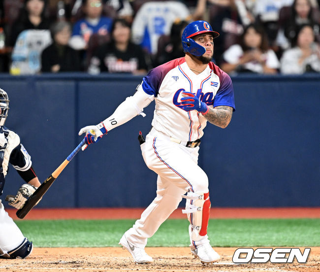 ‘KBO행 관심 있다’ 105홈런 3루수, 1년 400만 달러 계약→에인절스 잔류하다